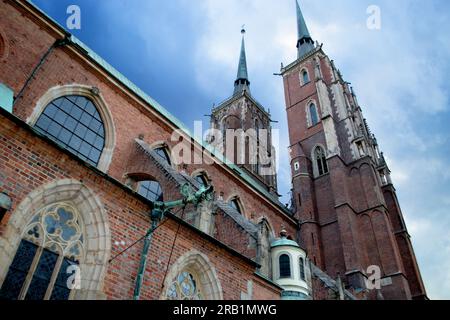 Antichi edifici di Ostrow Tumski di giorno a Breslavia. Foto di alta qualità Foto Stock