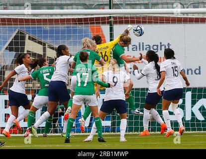 6 luglio 2023; Tallaght Stadium, Dublino, Irlanda: Calcio internazionale femminile amichevole, Repubblica d'Irlanda contro la Francia; la portiere francese Pauline Peyraud-Magnin lancia la palla sotto pressione Foto Stock