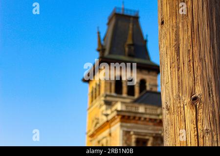 La torre del castello di campagna, in rovina, abbandonata di colore arancio, al sole del pomeriggio Foto Stock