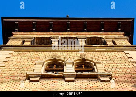 La torre del castello di campagna, in rovina, abbandonata di colore arancio, al sole del pomeriggio Foto Stock