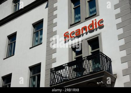 Stoccolma, Svezia - 10 giugno 2023: Logo degli hotel Scandic sulla facciata bianca dell'hotel Scandic Grand Central di Stoccolma, edificio di proprietà della Pandox Foto Stock