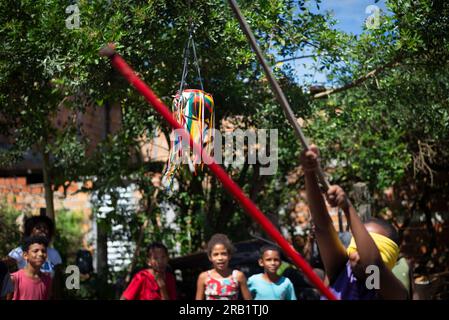 Santo Amaro, Bahia, Brasile - 24 luglio 2022: I bambini cercano di rompere la pentola di ceramica per prendere le caramelle. Gioco tradizionale nel Brasile nordorientale nella cit Foto Stock