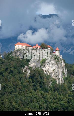 Castello di Bled (Blejski Grad), Slovenia, incastonato tra nuvole a oltre 100 metri sopra il lago di Bled Foto Stock