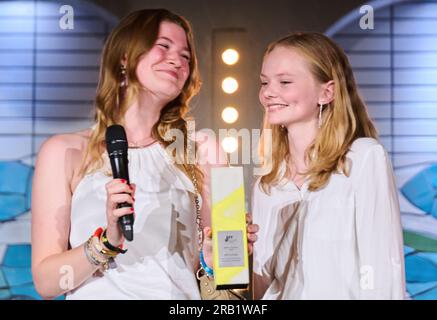 Berlino, Germania. 6 luglio 2023. Gli studenti di Amburgo Lonneke (l) e Milla ricevono il German Podcast Award per la "capsula del tempo" in collaborazione con NDR Info nella categoria "migliore conversazione" al Prince Charles. Crediti: Annette Riedl/dpa/Alamy Live News Foto Stock