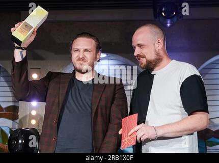 Berlino, Germania. 6 luglio 2023. Hagen Decker (l) e John Cook vincono il German Podcast Award nella categoria "Best Independent Podcast" per il loro podcast "Sucht & Süchtig" in Prince Charles. Crediti: Annette Riedl/dpa/Alamy Live News Foto Stock