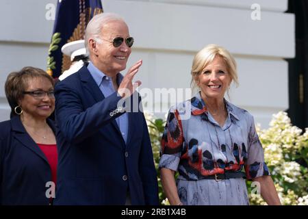 Washington, Stati Uniti d'America. 4 luglio 2023. Il presidente degli Stati Uniti Joe Biden, la First Lady Jill Biden, e Charlene Austin, moglie del segretario alla difesa Lloyd Austin, hanno lasciato il paese per unirsi alle celebrazioni del giorno dell'indipendenza con famiglie militari e veterane attive, sul South Lawn della Casa Bianca, il 4 luglio 2023 a Washington, D.C. Credito: Adam Schultz/White House Photo/Alamy Live News Foto Stock