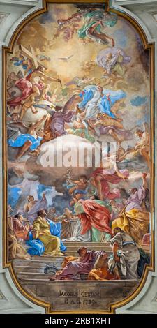 NAPOLI, ITALIA - 21 APRILE 2023: L'affresco sul soffitto dell'assunzione nella chiesa dei Santi Filippo e Giacomo di Jacopo Cestaro (1759). Foto Stock