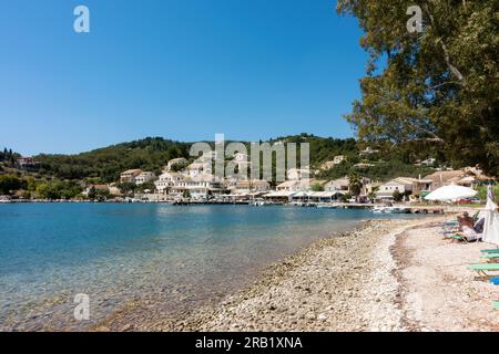 21 agosto 2020 - Corfù, Grecia - il pittoresco villaggio sul mare di Agios Stefanos nella parte orientale di Corfù, Grecia Foto Stock