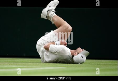 Andy Murray appare infortunato durante il suo match contro Stefanos Tsitsipas il quarto giorno dei Campionati di Wimbledon 2023 all'All England Lawn Tennis and Croquet Club di Wimbledon. Data foto: Giovedì 6 luglio 2023. Foto Stock