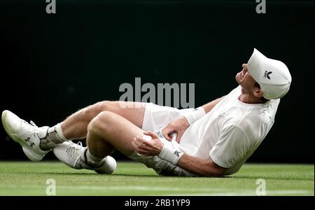 Andy Murray appare infortunato durante il suo match contro Stefanos Tsitsipas il quarto giorno dei Campionati di Wimbledon 2023 all'All England Lawn Tennis and Croquet Club di Wimbledon. Data foto: Giovedì 6 luglio 2023. Foto Stock