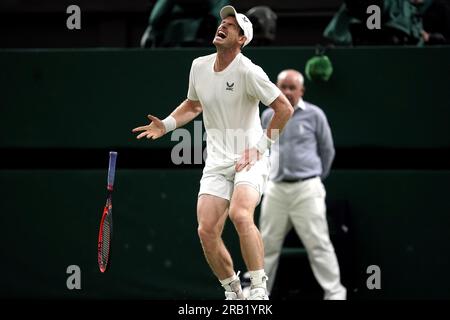 Andy Murray appare infortunato durante il suo match contro Stefanos Tsitsipas il quarto giorno dei Campionati di Wimbledon 2023 all'All England Lawn Tennis and Croquet Club di Wimbledon. Data foto: Giovedì 6 luglio 2023. Foto Stock