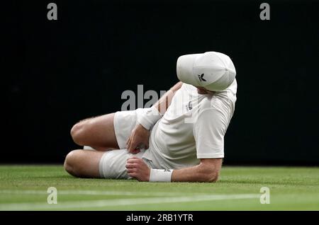 Andy Murray appare infortunato durante il suo match contro Stefanos Tsitsipas il quarto giorno dei Campionati di Wimbledon 2023 all'All England Lawn Tennis and Croquet Club di Wimbledon. Data foto: Giovedì 6 luglio 2023. Foto Stock