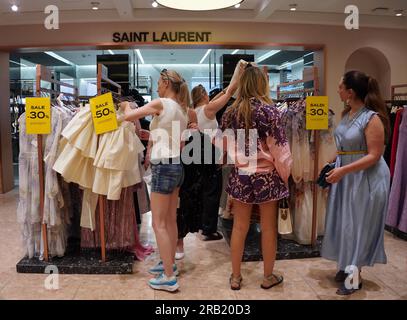 Roma, Italia. 6 luglio 2023. People fa shopping in un negozio a Roma, Italia, il 6 luglio 2023. La stagione di vendita estiva 2023 è iniziata giovedì nella maggior parte delle regioni d'Italia. Crediti: Jin Mamengni/Xinhua/Alamy Live News Foto Stock