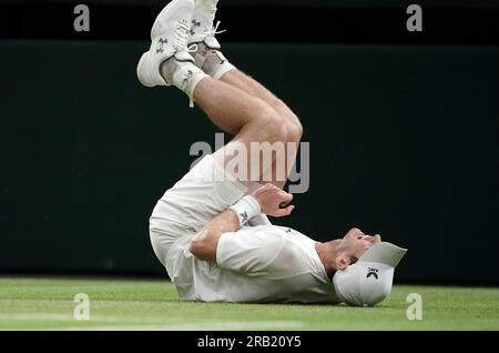 Andy Murray appare infortunato durante il suo match contro Stefanos Tsitsipas il quarto giorno dei Campionati di Wimbledon 2023 all'All England Lawn Tennis and Croquet Club di Wimbledon. Data foto: Giovedì 6 luglio 2023. Foto Stock