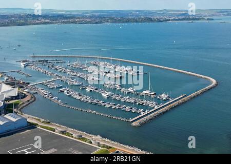 Isola di Portland, Dorset, Regno Unito. 6 luglio 2023. Vista aerea dall'alto della Weymouth & Portland National Sailing Academy presso il porto di Portland vicino a Weymouth nel Dorset. La Sailing academy ha ospitato gli eventi velici delle Olimpiadi e Paralimpiadi di Londra 2012. Crediti fotografici: Graham Hunt/Alamy Live News Foto Stock