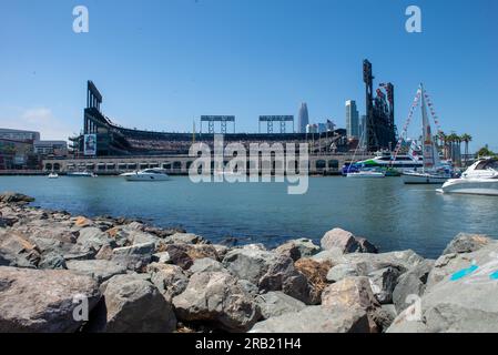 I tifosi assistono a una partita di baseball della Major League all'Oracle Park, sede dei San Francisco Giants, San Francisco, California, 4 luglio 2023, L'Oracle Park si affaccia su McCovey Cove, dove diportisti informali e kayakers si crogiolano vicino allo stadio nella speranza di catturare palline da baseball fuoricampo che vengono colpite fuori dal parco. Un cavalcavia ebbe luogo durante il canto dell'inno nazionale, che presentava un U.S. Elicottero Air Force HH-60G Pave Hawk del 129th Rescue Wing, Moffett Air National Guard base, a Mountain View, California, che si libra sopra il campo. Di solito si verifica un volo durante le vacanze e gli eventi speciali per onorare il c Foto Stock