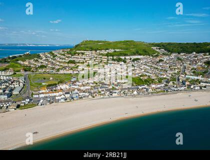 Isola di Portland, Dorset, Regno Unito. 6 luglio 2023. Vista generale dall'alto guardando attraverso Chisel Cove e Fortuneswell verso il porto di Portland a Castletown nel Dorset. Questo mese, la chiatta per gli alloggi per l'asilo, il Bibby Stockholm, sarà ormeggiata nelle vicinanze del porto di Portland. Foto: Graham Hunt/Alamy Live News Foto Stock