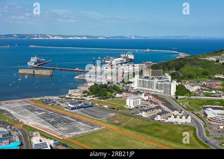 Isola di Portland, Dorset, Regno Unito. 6 luglio 2023. Vista generale dall'alto verso il porto di Portland a Castletown nel Dorset. Questo mese, la chiatta per gli alloggi per l'asilo, il Bibby Stockholm, sarà ormeggiata nelle vicinanze del porto di Portland. Foto: Graham Hunt/Alamy Live News Foto Stock