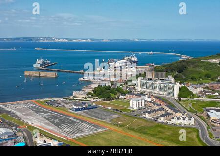 Isola di Portland, Dorset, Regno Unito. 6 luglio 2023. Vista generale dall'alto verso il porto di Portland a Castletown nel Dorset. Questo mese, la chiatta per gli alloggi per l'asilo, il Bibby Stockholm, sarà ormeggiata nelle vicinanze del porto di Portland. Foto: Graham Hunt/Alamy Live News Foto Stock