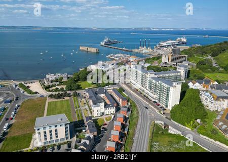 Isola di Portland, Dorset, Regno Unito. 6 luglio 2023. Vista generale dall'alto verso il porto di Portland a Castletown nel Dorset. Questo mese, la chiatta per gli alloggi per l'asilo, il Bibby Stockholm, sarà ormeggiata nelle vicinanze del porto di Portland. Foto: Graham Hunt/Alamy Live News Foto Stock