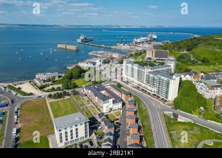 Isola di Portland, Dorset, Regno Unito. 6 luglio 2023. Vista generale dall'alto verso il porto di Portland a Castletown nel Dorset. Questo mese, la chiatta per gli alloggi per l'asilo, il Bibby Stockholm, sarà ormeggiata nelle vicinanze del porto di Portland. Foto: Graham Hunt/Alamy Live News Foto Stock