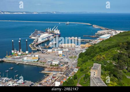 Isola di Portland, Dorset, Regno Unito. 6 luglio 2023. Vista generale dall'alto verso il porto di Portland a Castletown nel Dorset. Questo mese, la chiatta per gli alloggi per l'asilo, il Bibby Stockholm, sarà ormeggiata nelle vicinanze del porto di Portland. Foto: Graham Hunt/Alamy Live News Foto Stock