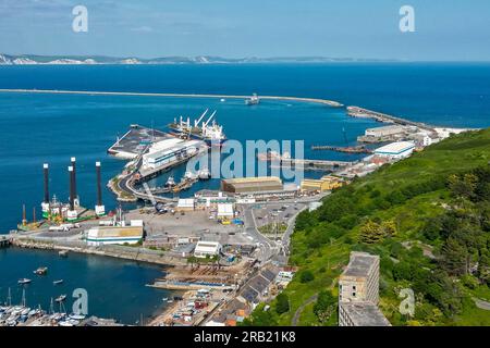 Isola di Portland, Dorset, Regno Unito. 6 luglio 2023. Vista generale dall'alto verso il porto di Portland a Castletown nel Dorset. Questo mese, la chiatta per gli alloggi per l'asilo, il Bibby Stockholm, sarà ormeggiata nelle vicinanze del porto di Portland. Foto: Graham Hunt/Alamy Live News Foto Stock