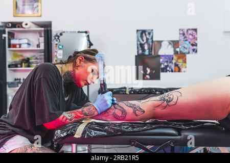 fare un nuovo tatuaggio nello studio d'arte, arte e concetto di tatuaggio, scatto medio. Foto di alta qualità Foto Stock