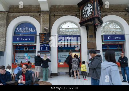 Londra Regno Unito. 5 luglio. I pendolari e i viaggiatori fanno la coda per il loro turno alla biglietteria del terminal dei treni di Londra, mentre Aslef sta effettuando il divieto di straordinari attraverso le principali compagnie ferroviarie e le compagnie ferroviarie pianificano la chiusura di massa delle biglietterie. Credito: Glosszoom/Alamy Live News Foto Stock