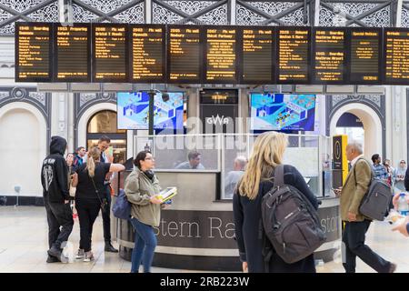 Londra Regno Unito. 5 luglio. I pendolari e i viaggiatori controllavano gli orari di partenza dei treni con lo schermo a LED , alcuni stavano girando per i loro treni alla stazione di Paddington mentre Aslef sta vietando gli straordinari nelle principali compagnie ferroviarie. Credito: Glosszoom/Alamy Live News Foto Stock