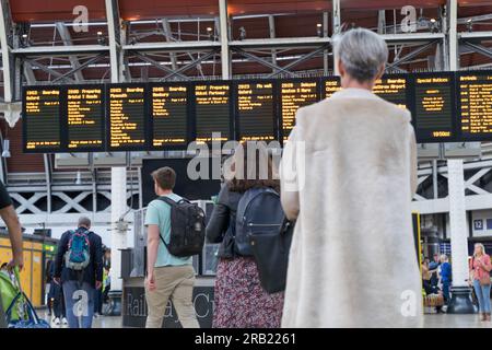 Londra Regno Unito. 5 luglio. I pendolari e i viaggiatori controllavano gli orari di partenza dei treni con lo schermo a LED , alcuni stavano girando per i loro treni alla stazione di Paddington mentre Aslef sta vietando gli straordinari nelle principali compagnie ferroviarie. Credito: Glosszoom/Alamy Live News Foto Stock