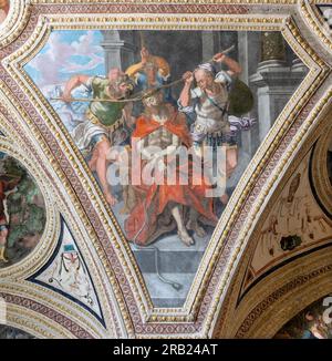 NAPOLI, ITALIA - 23 APRILE 2023: L'affresco dell'Incoronazione con spine nella chiesa di San Giovanni a Carbonara di ignoto manierista Foto Stock