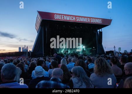 Greenwich London, Regno Unito. 6 luglio 2023. Preforme di Tom Jones al Greenwich Summer Sounds supportate da Scouting for Girls davanti a migliaia di fan Credit: Paul Chambers/Alamy Live News Foto Stock