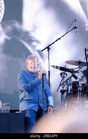 Greenwich London, Regno Unito. 6 luglio 2023. Preforme di Tom Jones al Greenwich Summer Sounds supportate da Scouting for Girls davanti a migliaia di fan Credit: Paul Chambers/Alamy Live News Foto Stock