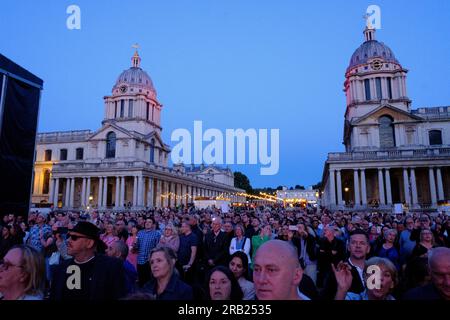 Greenwich London, Regno Unito. 6 luglio 2023. Preforme di Tom Jones al Greenwich Summer Sounds supportate da Scouting for Girls davanti a migliaia di fan Credit: Paul Chambers/Alamy Live News Foto Stock