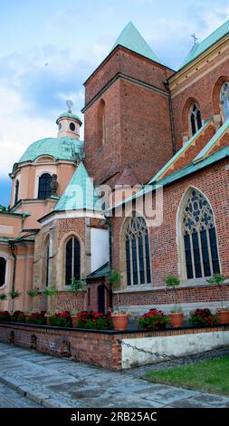 Antichi edifici di Ostrow Tumski di giorno a Breslavia. Foto di alta qualità Foto Stock