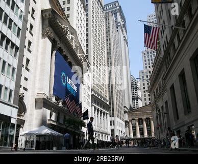 (230706) -- NEW YORK, 6 luglio 2023 (Xinhua) -- Pedestrains camminano davanti all'edificio della Borsa di New York (NYSE) a New York, negli Stati Uniti, il 6 luglio 2023. Le azioni degli Stati Uniti si sono concluse più in basso giovedì, poiché i dati sulle assunzioni private alimentavano le scommesse, la Federal Reserve dovrà adottare un approccio più aggressivo per domare l'inflazione, che ha inviato gli Stati Uniti I rendimenti del Tesoro sono più elevati e pesati sui mercati azionari. La media industriale di Dow Jones è scesa di 366,38 punti, o del 1,07%, a 33.922.26. L'S&P 500 ha perso 35,23 punti, o il 0,79%, a 4.411,59. Il Nasdaq Composite Index è diminuito di 112,61 punti, o. Foto Stock