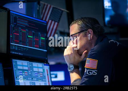 (230706) -- NEW YORK, 6 luglio 2023 (Xinhua) -- Un trader lavora nel piano di negoziazione della Borsa di New York (NYSE) a New York, negli Stati Uniti, il 6 luglio 2023. Le azioni degli Stati Uniti si sono concluse più in basso giovedì, poiché i dati sulle assunzioni private alimentavano le scommesse, la Federal Reserve dovrà adottare un approccio più aggressivo per domare l'inflazione, che ha inviato gli Stati Uniti I rendimenti del Tesoro sono più elevati e pesati sui mercati azionari. La media industriale di Dow Jones è scesa di 366,38 punti, o del 1,07%, a 33.922.26. L'S&P 500 ha perso 35,23 punti, o il 0,79%, a 4.411,59. Il Nasdaq Composite Index è diminuito di 112,61 punti, o. Foto Stock