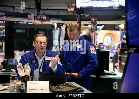 (230706) -- NEW YORK, 6 luglio 2023 (Xinhua) -- i commercianti lavorano sul piano di negoziazione della Borsa di New York (NYSE) a New York, negli Stati Uniti, il 6 luglio 2023. Le azioni degli Stati Uniti si sono concluse più in basso giovedì, poiché i dati sulle assunzioni private alimentavano le scommesse, la Federal Reserve dovrà adottare un approccio più aggressivo per domare l'inflazione, che ha inviato gli Stati Uniti I rendimenti del Tesoro sono più elevati e pesati sui mercati azionari. La media industriale di Dow Jones è scesa di 366,38 punti, o del 1,07%, a 33.922.26. L'S&P 500 ha perso 35,23 punti, o il 0,79%, a 4.411,59. Il Nasdaq Composite Index è diminuito di 112,61 punti o 0 Foto Stock