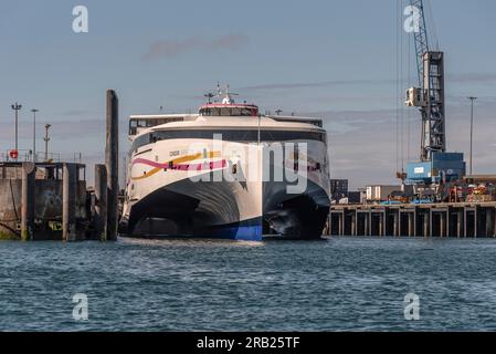 St Peter Port, Guernsey, Isole del Canale. 11 giugno 2023. Condor Liberation, un traghetto ad alta velocità che si trova accanto all'ormeggio nel porto di St Peter. Foto Stock