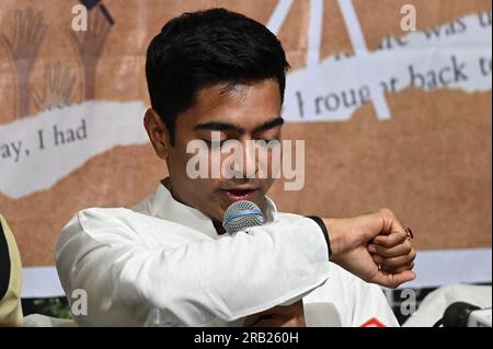 Kolkata, India. 6 luglio 2023. KOLKATA, INDIA - 6 LUGLIO: Il segretario generale del Congresso di Trinamool (TMC) e il deputato Abhishek Banerjee interagisce con i media prima delle elezioni del 2023 del West Bengal Panchayat al Kolkata Press Club il 6 luglio 2023. A Calcutta, in India. La commissione elettorale ha fissato la data del voto per le elezioni del Panchayat del Bengala occidentale l'8 luglio. (Foto di Samir Jana/Hindustan Times/Sipa USA) credito: SIPA USA/Alamy Live News Foto Stock