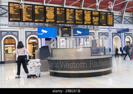 Londra Regno Unito. 5 luglio. I pendolari e i viaggiatori controllavano gli orari di partenza dei treni con lo schermo a LED , alcuni stavano girando per i loro treni alla stazione di Paddington mentre Aslef sta vietando gli straordinari nelle principali compagnie ferroviarie. Credito: Glosszoom/Alamy Live News Foto Stock