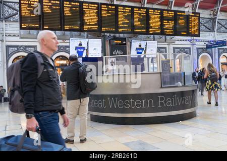 Londra Regno Unito. 5 luglio. I pendolari e i viaggiatori controllavano gli orari di partenza dei treni con lo schermo a LED , alcuni stavano girando per i loro treni alla stazione di Paddington mentre Aslef sta vietando gli straordinari nelle principali compagnie ferroviarie. Credito: Glosszoom/Alamy Live News Foto Stock