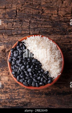 Questi due ingredienti fanno parte della dieta quotidiana di tutti i brasiliani. I fagioli neri sono ampiamente consumati nella tradizionale "feijoada". Foto Stock