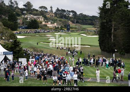 Pebble Beach, Stati Uniti. 6 luglio 2023. I golfisti camminano lungo il quarto fairway nel primo round del Women's U.S. Aperto a Pebble Beach, California, giovedì 6 luglio 2023. Foto di Terry Schmitt/UPI credito: UPI/Alamy Live News Foto Stock