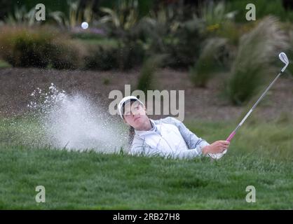 Pebble Beach, Stati Uniti. 6 luglio 2023. Emilia Migliaccio esce da una trappola al secondo verde nel primo round degli Stati Uniti femminili Aperto a Pebble Beach, California, giovedì 6 luglio 2023. Foto di Terry Schmitt/UPI credito: UPI/Alamy Live News Foto Stock