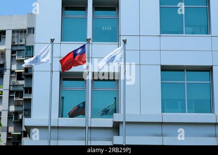 Bandiere aziendali taiwanesi e Nan Shan fuori dal Nan Shan Financial Centre a Taipei, Taiwan; sede centrale della Nan Shan Life Insurance Company. Foto Stock