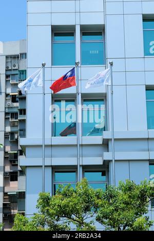 Bandiere aziendali taiwanesi e Nan Shan fuori dal Nan Shan Financial Centre a Taipei, Taiwan; sede centrale della Nan Shan Life Insurance Company. Foto Stock