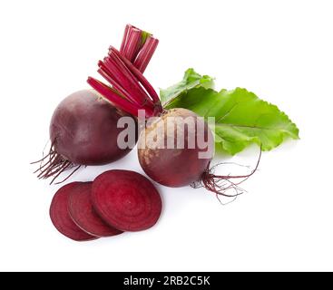 Barbabietole fresche con foglie verdi su sfondo bianco Foto Stock