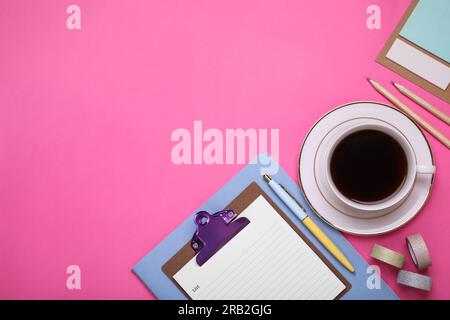 Per appunti, cancelleria, planner e tazza di caffè su sfondo rosa, disporre piatti. Spazio per il testo Foto Stock